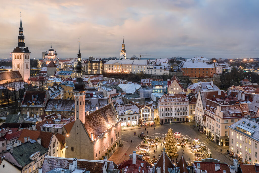 Ilmakuva lumisesta Tallinnan vanhankaupungin joulutorista, jossa on jouluvaloja ja kojuja. Kuva: Tallinn City Tourist Office & Convention Bureau / Kaupo Kalda